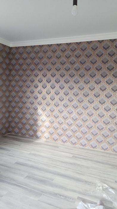 Поклейка обоев и галтелей