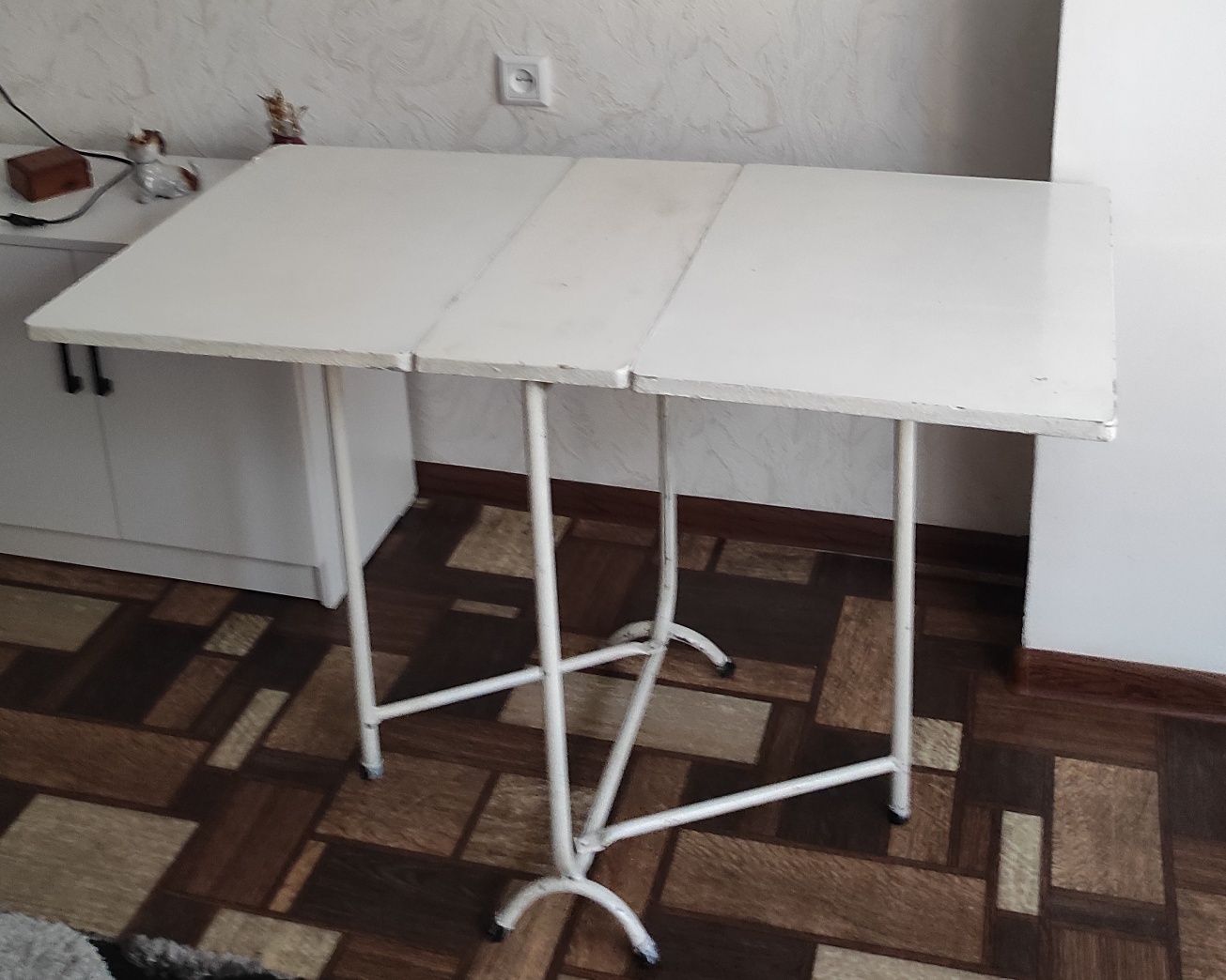 Раскладной стол , размер 112×60, высота 76. Белого цвета