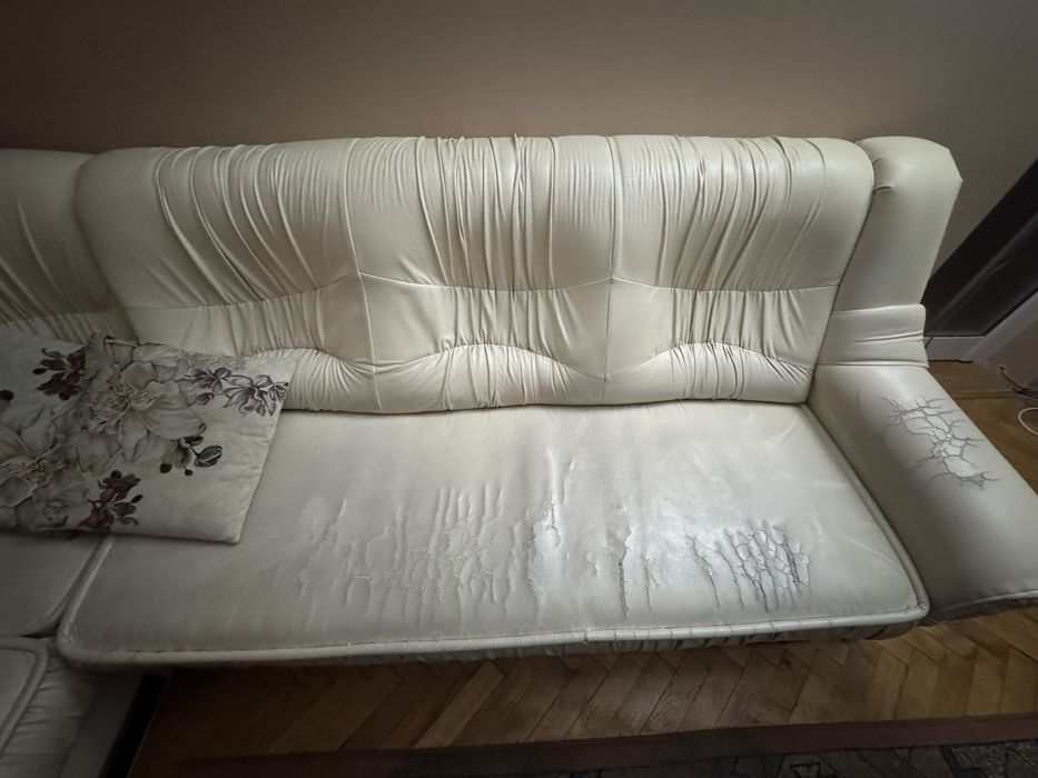 Бял Г - образен кожен диван