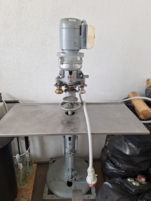 Затварачна машина  за консерви