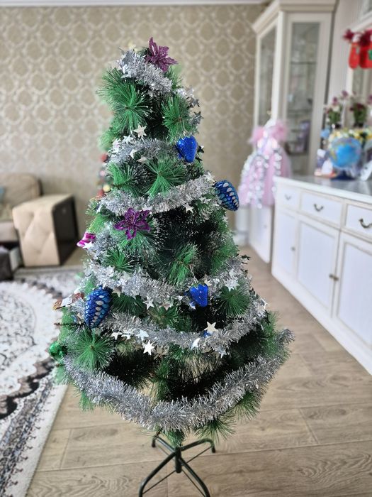 Елка за 7000 с игрушками,мишурой и герляндой