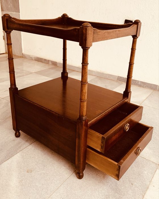 Антикварна масичка / нощно шкафче – масивно дърво, около 1900–1930 г.