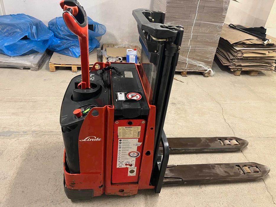 Linde L-12 Стакер