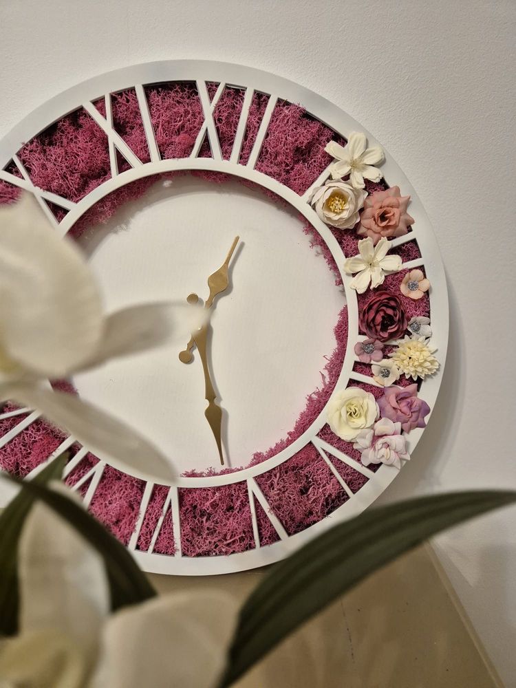 Ceas de perete decorat cu licheni
