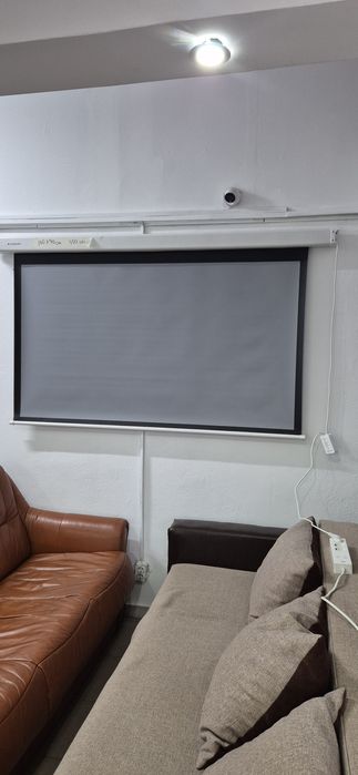 Ecran videoproiector retractabil cu telecomanda