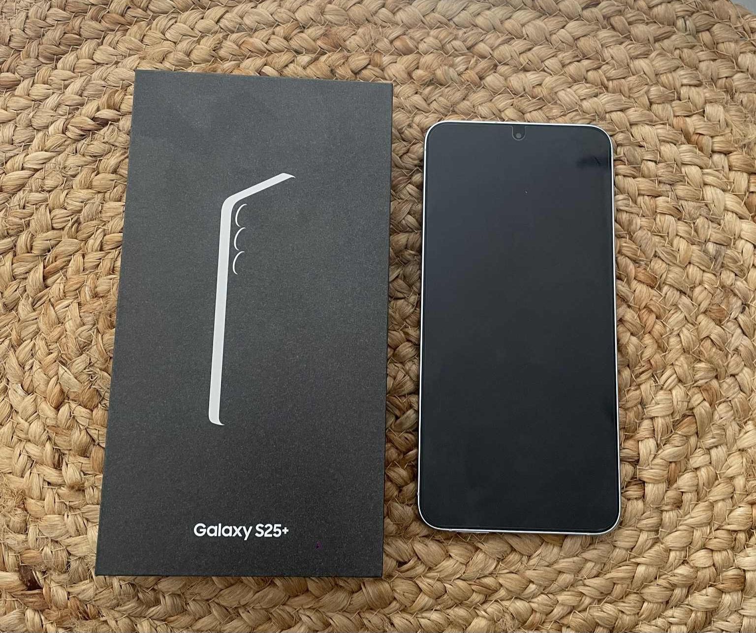 НОВ! Samsung Galaxy S25 Plus 5G 256GB 12RAM Silver 2г. Гаранция!