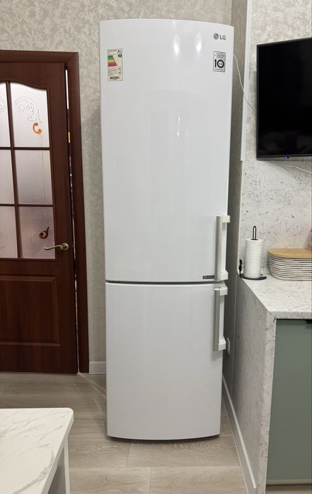 Продам большой холодильник LG