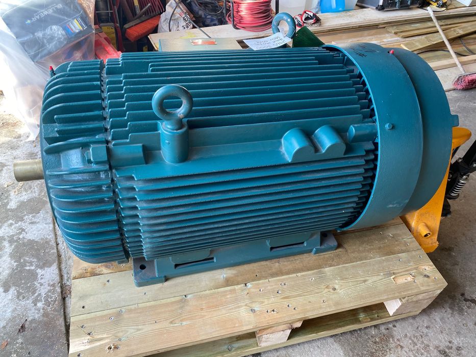 Vând motor nou 190 kw cu o eficiență de 95,4