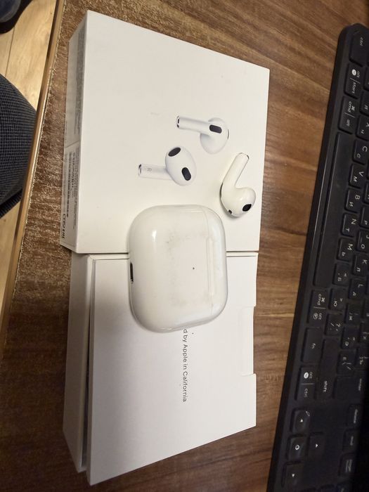 Airpods 3 кейс  оригинал / правое ухо  немного хрепит