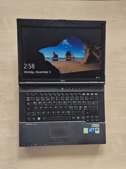 Лаптоп Fujitsu Esprimo M118D