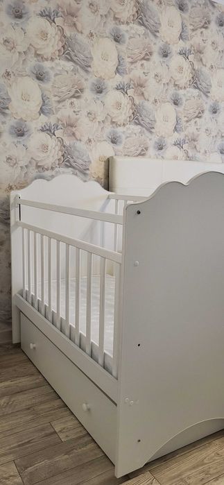 СРОЧНО ПРОДАМ детскую кроватку с матрацем