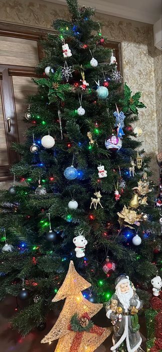 Елка высота 2.20 см продается без игрушек