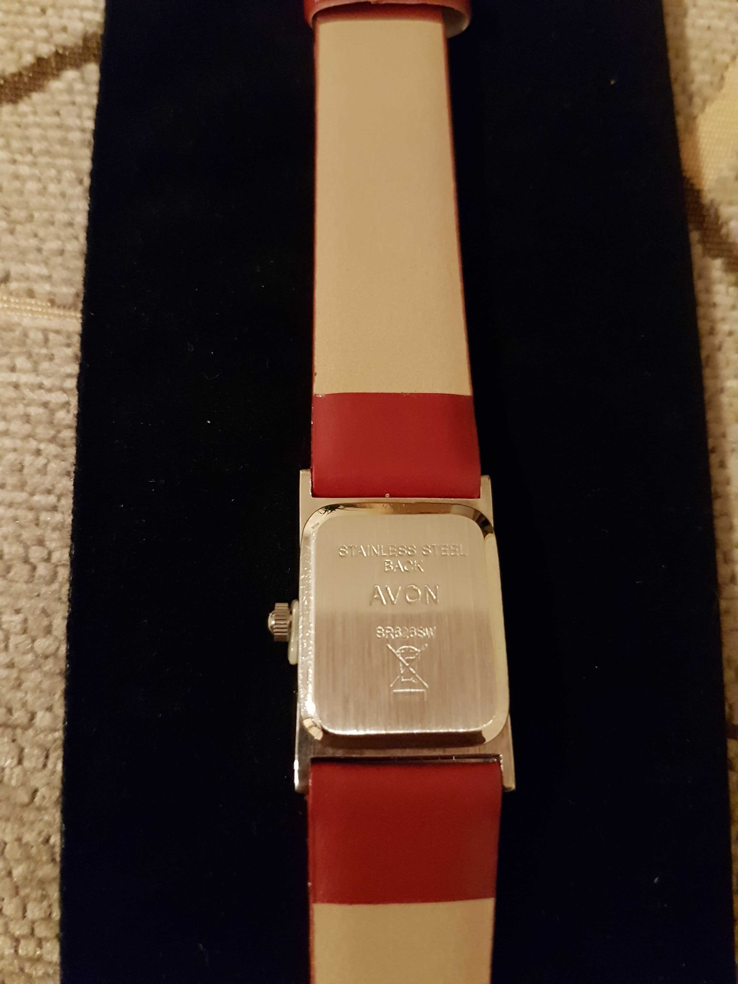 Много стилен часовник в червено
