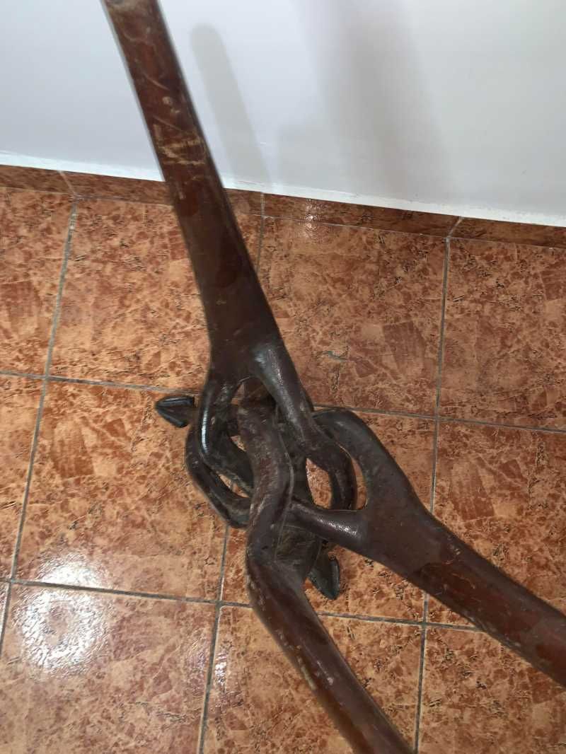 Masa cu picior sculptat din lemn