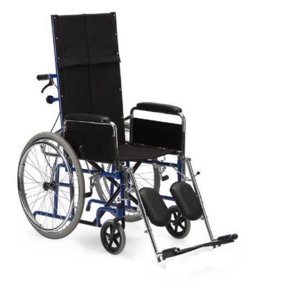 Инвалидное кресло с высокой спинкой.