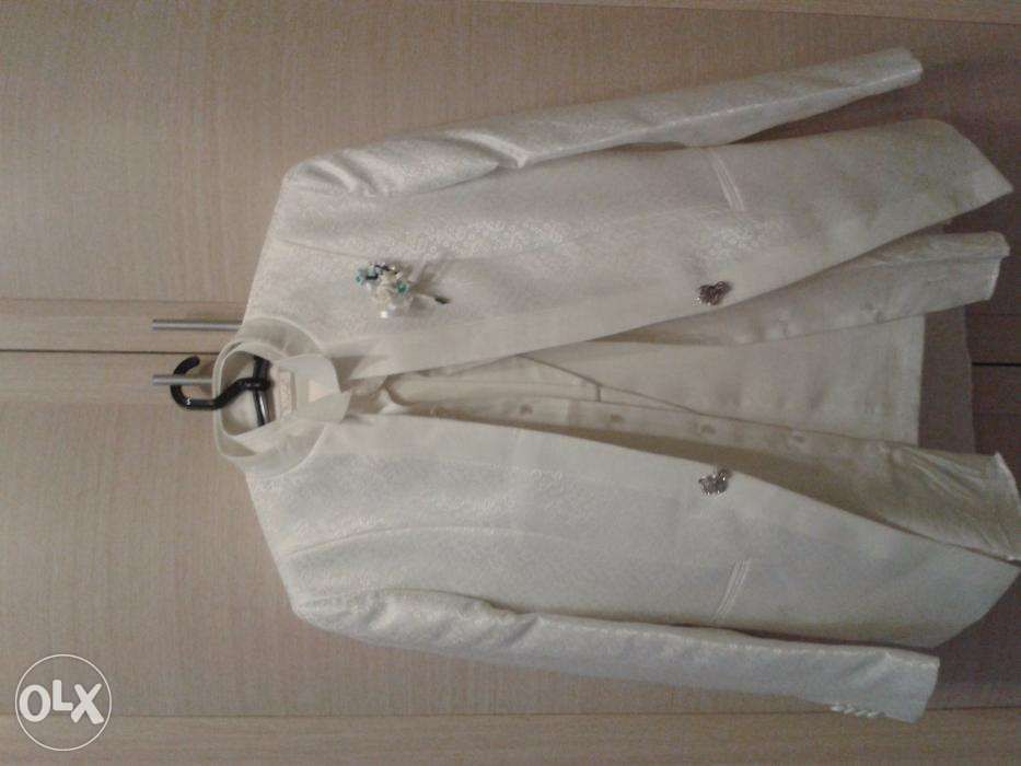 белый смокинг для торжеств