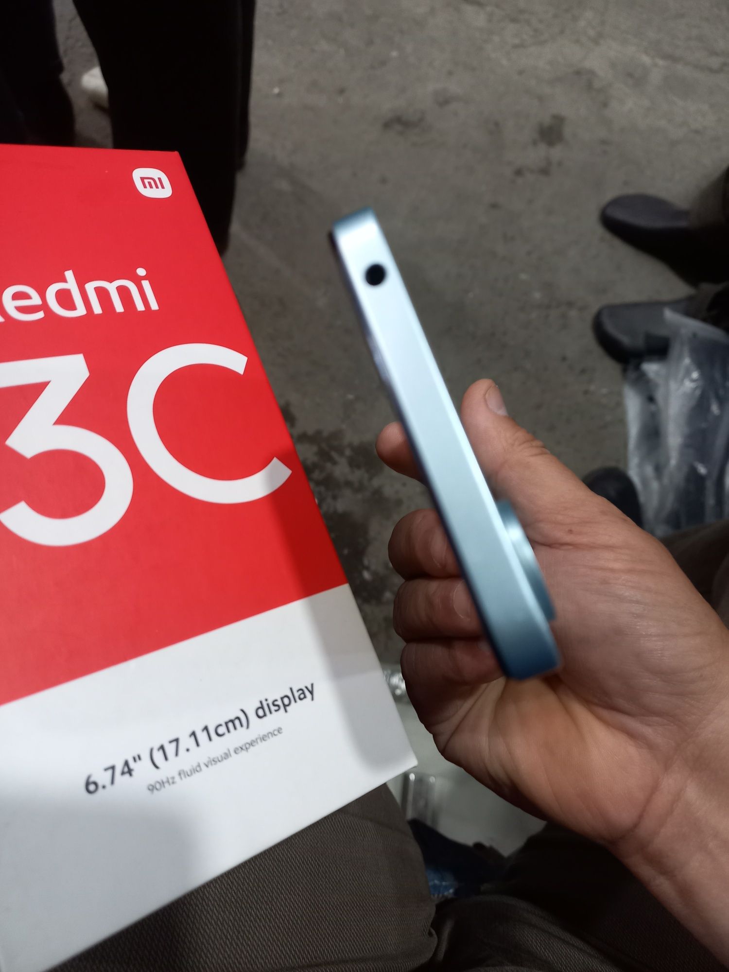 Redmi 13C 256GB hotirasi 8GB aperativka holati yangi tiniq ideal .
