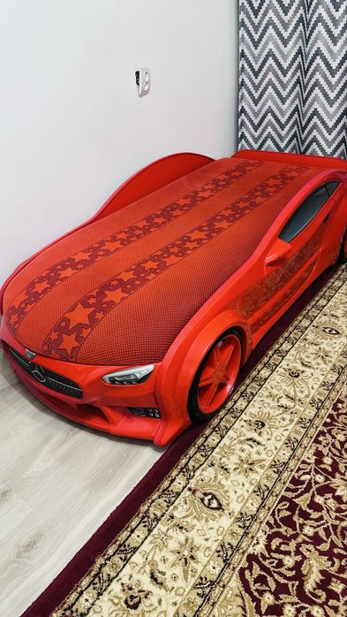 Детская кровать машина