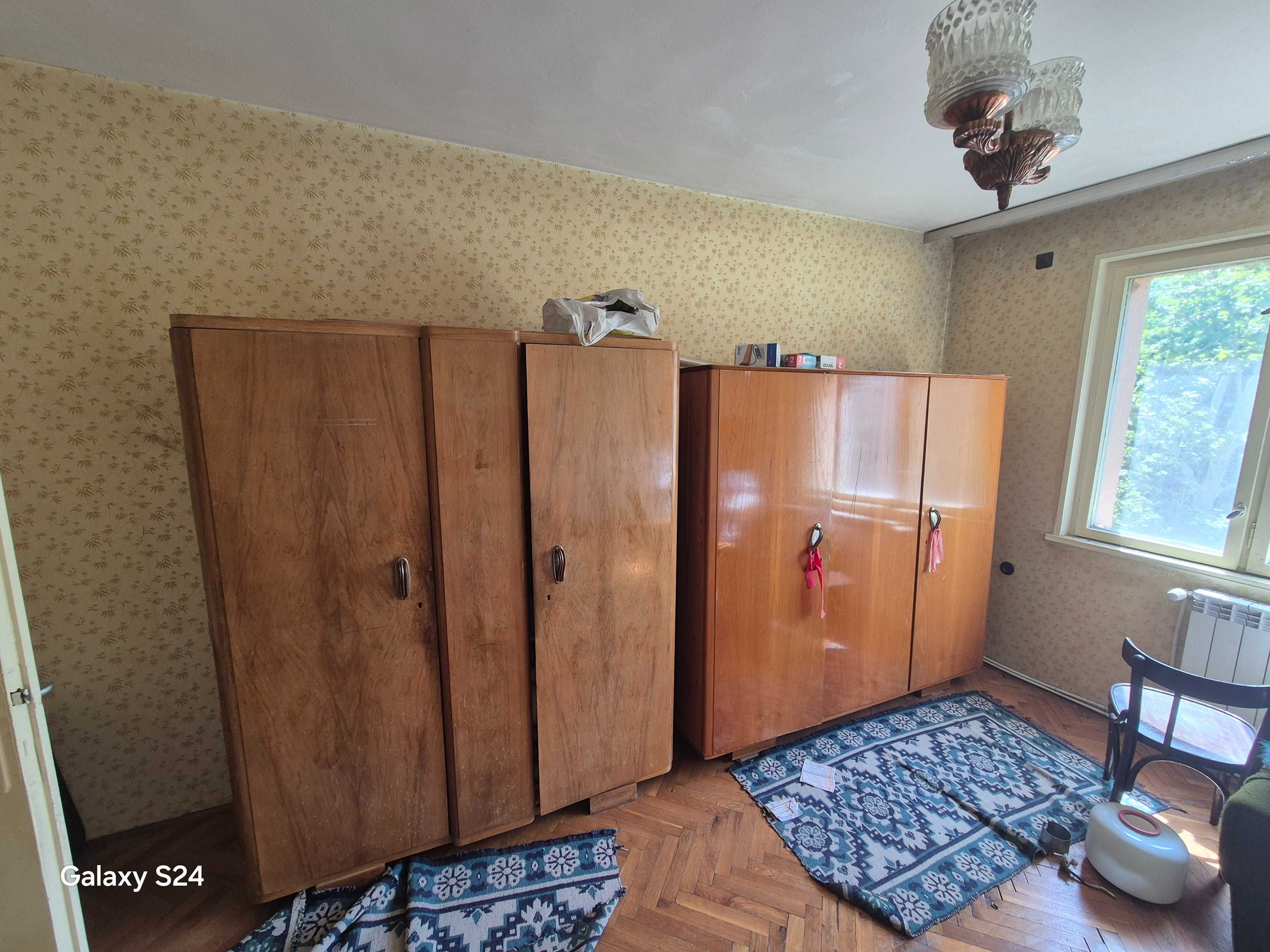 Продавам стари мебели
