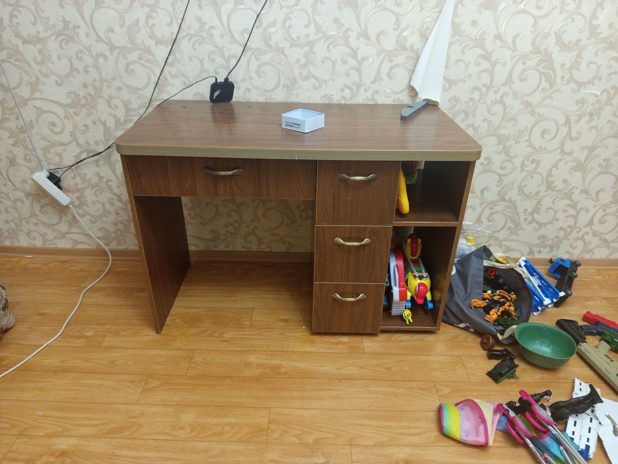 Продам Стол с полками