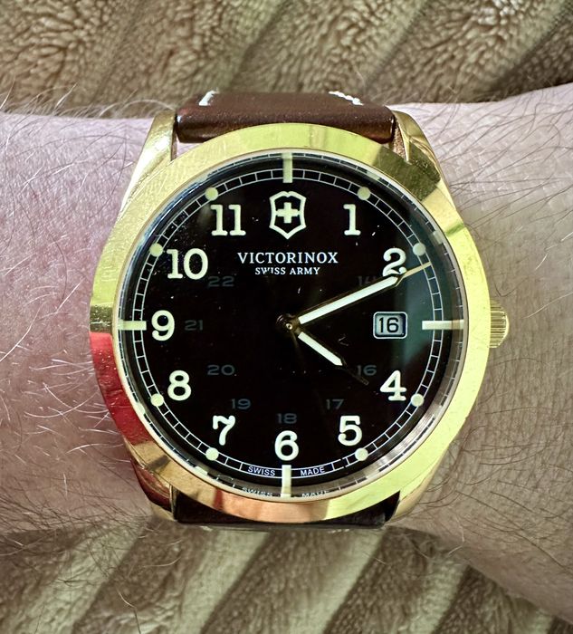 Vând ceas bărbătesc Victorinox Swiss Army Infantry auriu