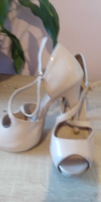 Sandale mărimea 36 noi purtate o singura data vind 20 l ei