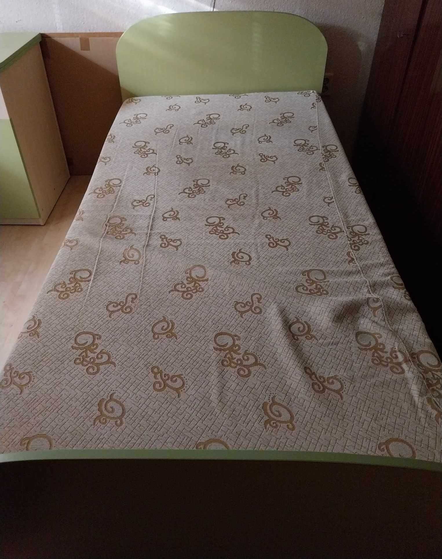Комплект поръчкови перфектно поддържани: единично легло и ъглово бюро