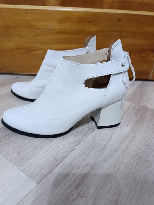 Женская кожаная обувь