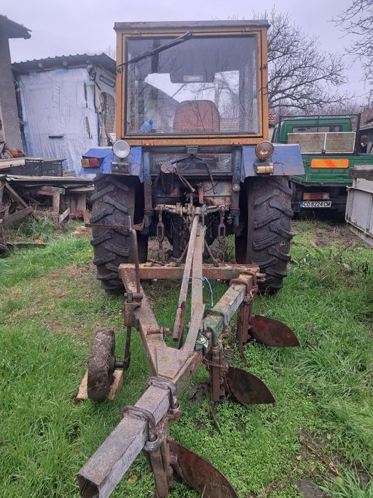 Продавам трактор с инвентар