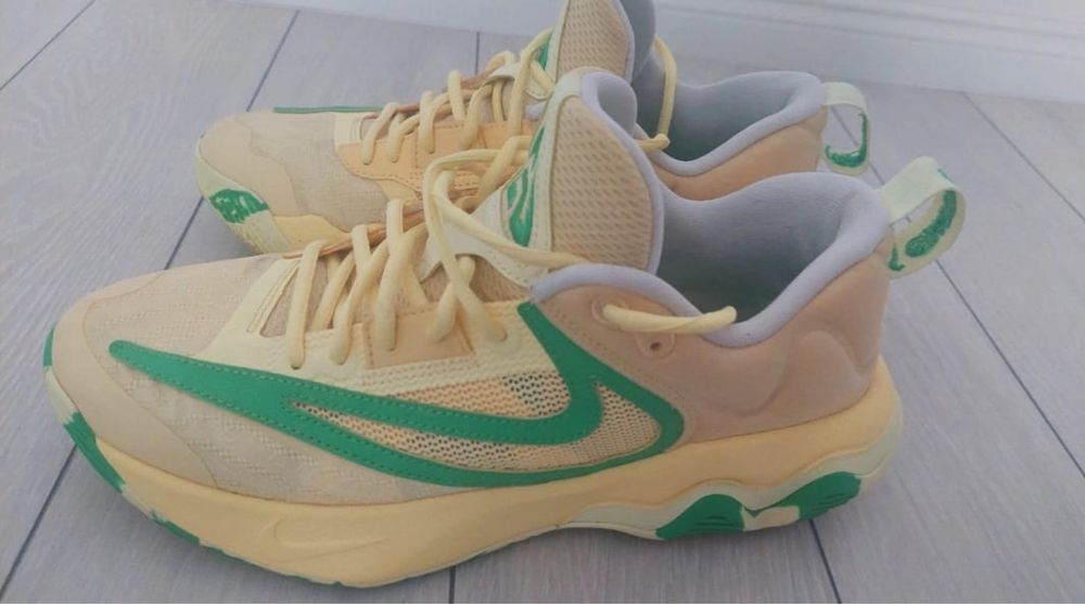 Adidasi Nike Giannis marimea 42