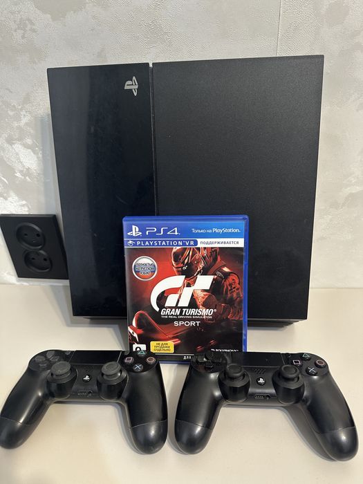 Продам пс 4 с двумя джойстиками