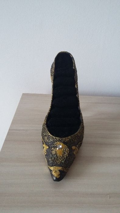 Органайзер за 7 пръстена във формата на дамска обувка немско качество