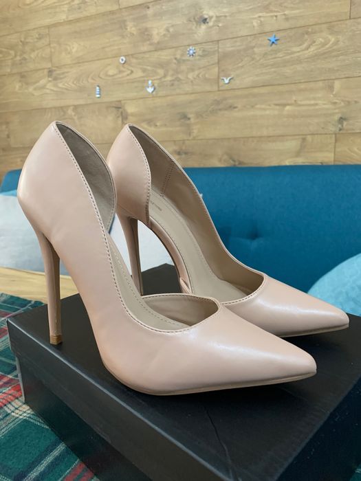 Nude обувки на висок ток Pretty little things