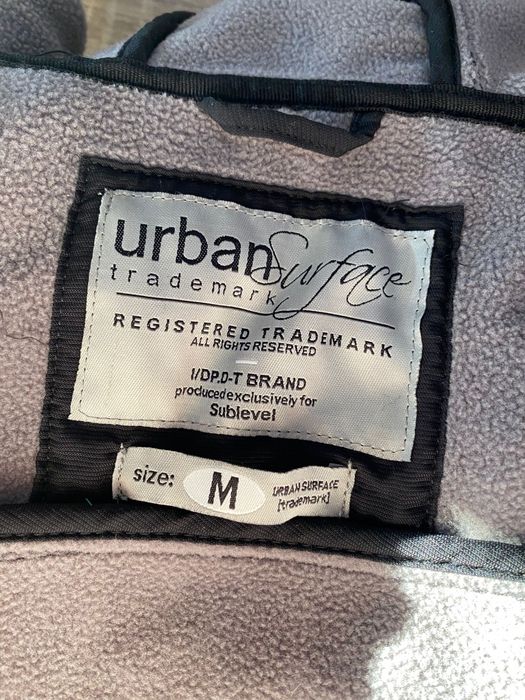 Vând haină impermeabilă care reține caldura.