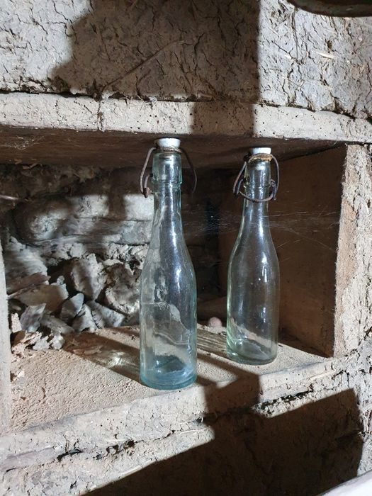 Две стари шишета