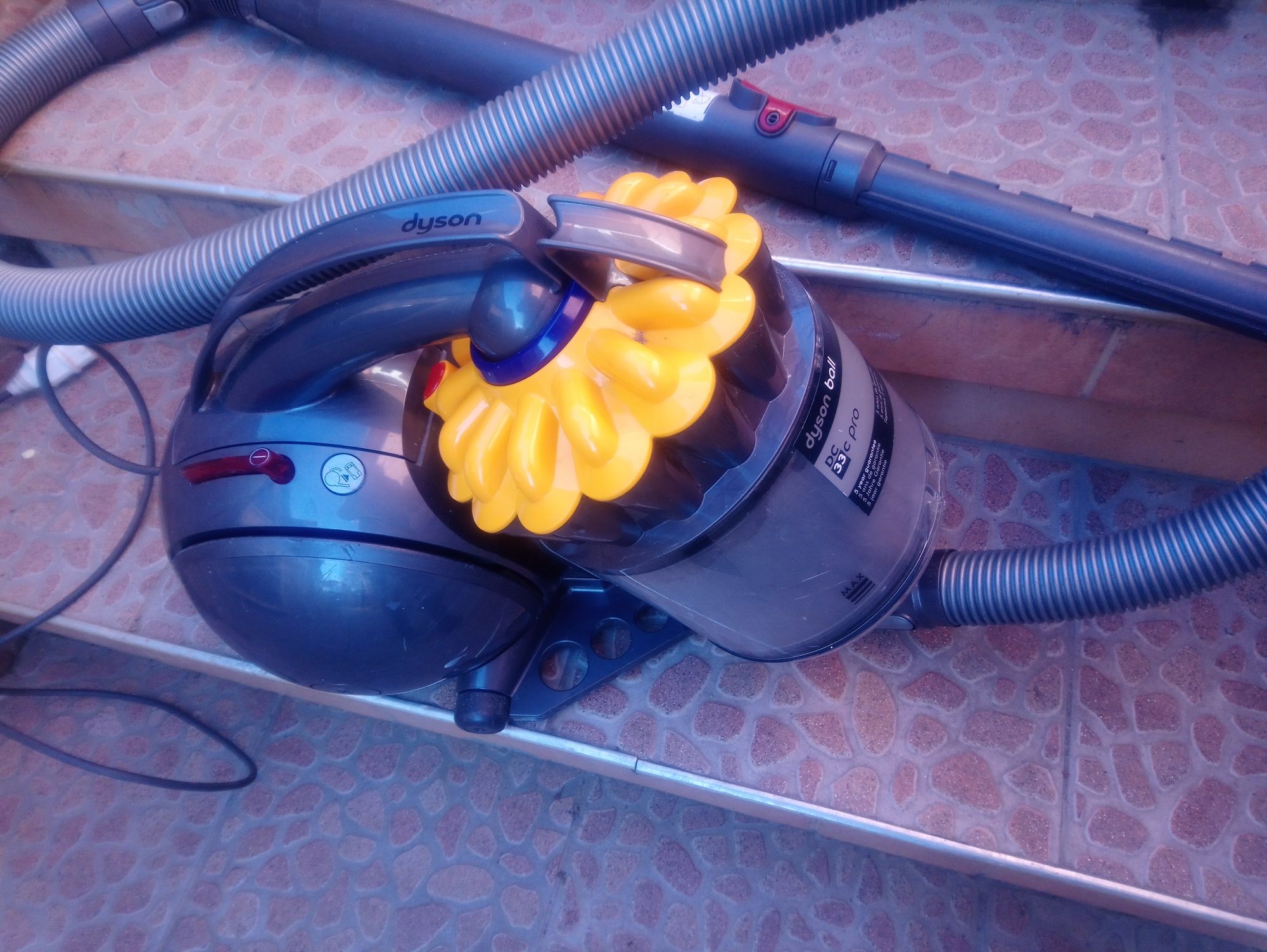Прахосмукачка Dyson BALL  DC33 PRO