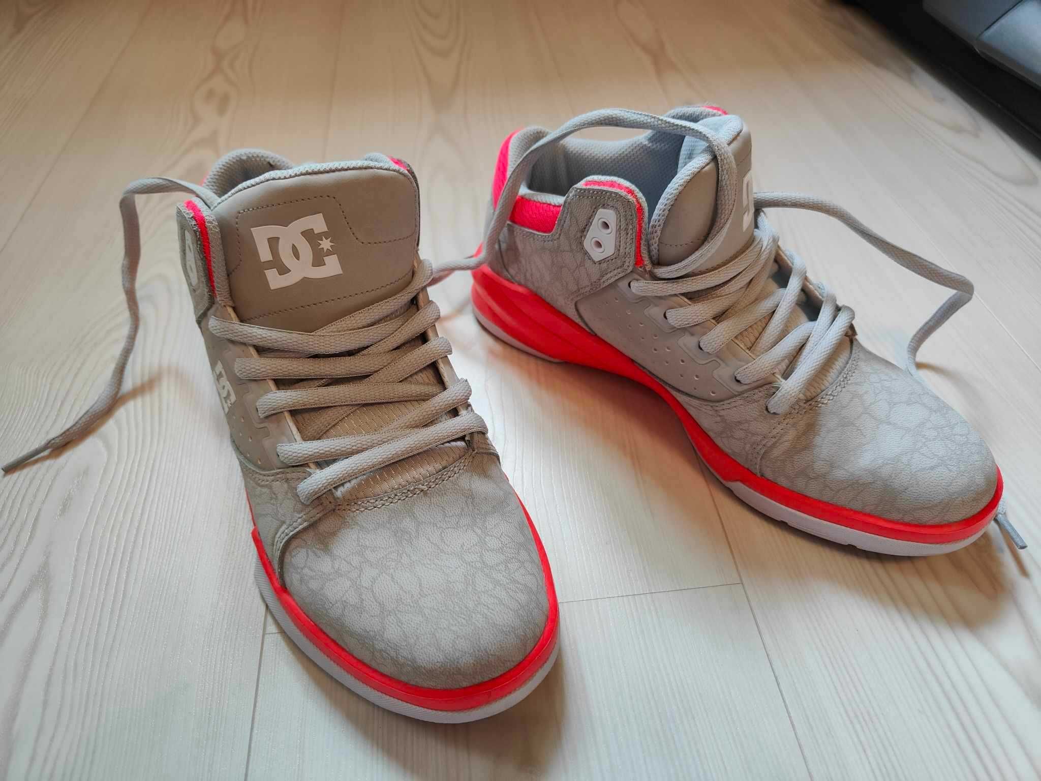 DC Skate Shoes Contrast Mid