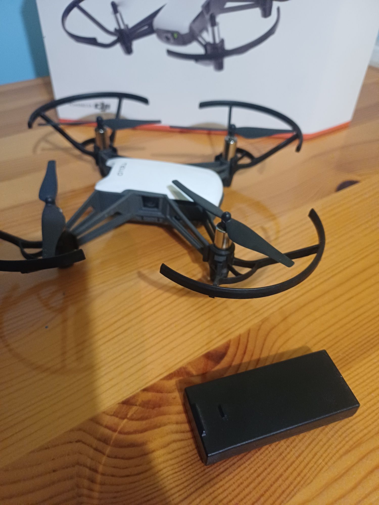 Дрон dji Tello със зарядно, перки и батерия
