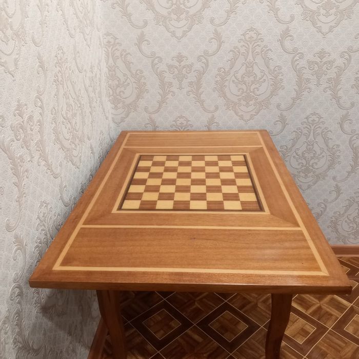 Шахматный стол из дерева