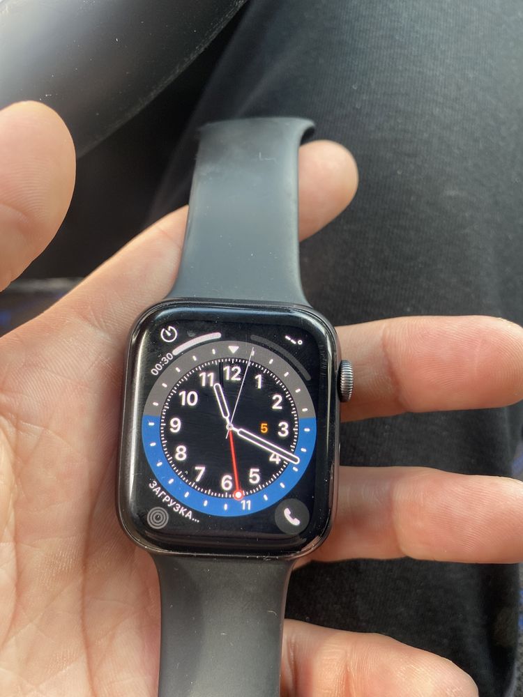 apple watch 4 в отличном состояний