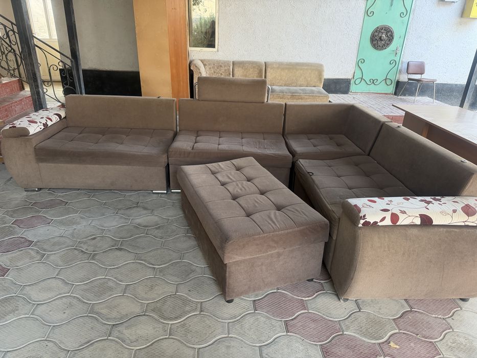 Диван угловой состоянее хорошее, стол офисный, шкаф угловой