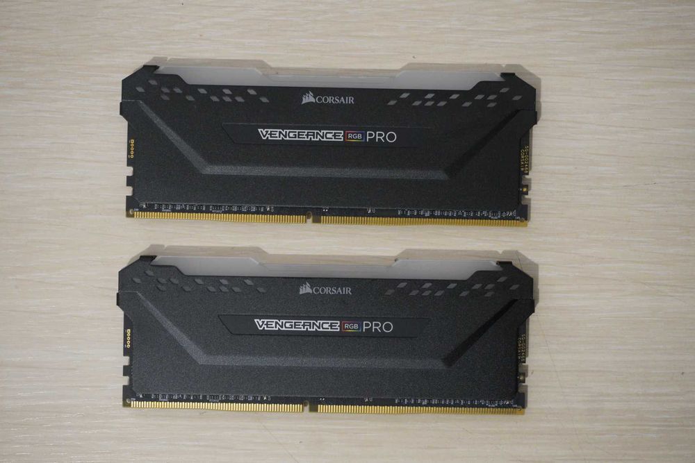 32GB (2х16) CORSAIR VENGEANCE PRO RGB DDR4 3000 cl15 RAM памет