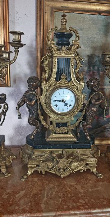 Красива гарнитура, часовник с два свещника
