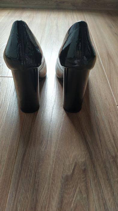 Обувки на ток лак 39