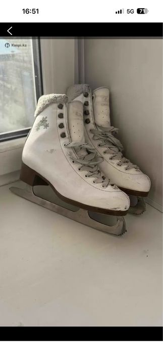 Коньки фигурные.