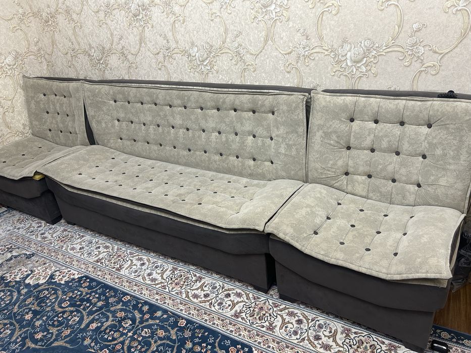 Продаётся удобный и аккуратный мягкий гарнитур: диван и два кресла.