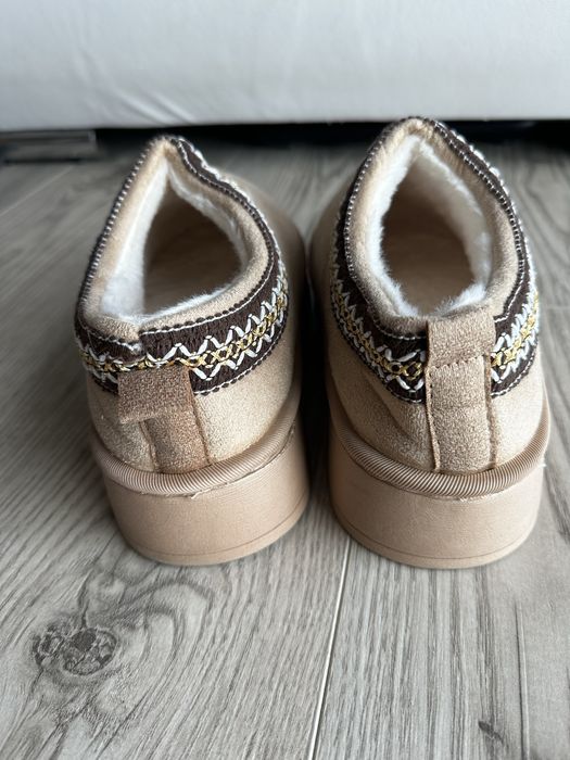 Model incaltaminte similar cu ugg