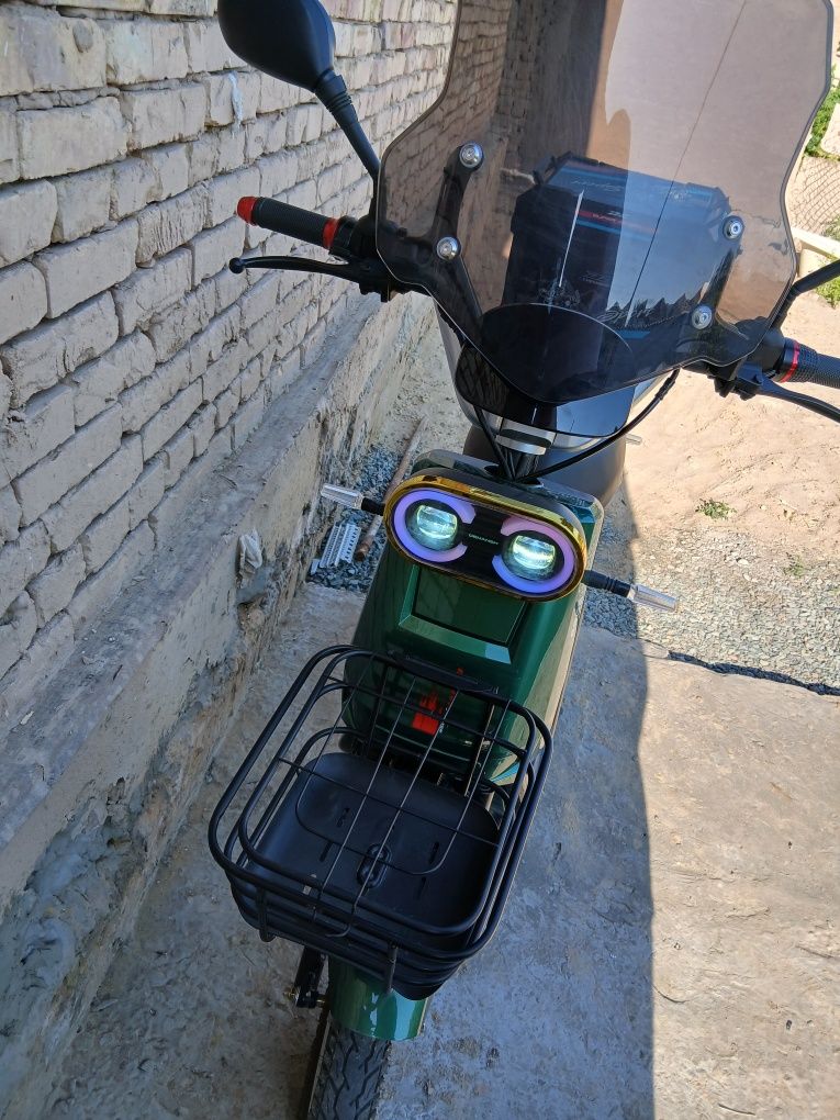 Elektro skuter 60 70 km juredi avtomat kruz kantrol bar arqaga juredi