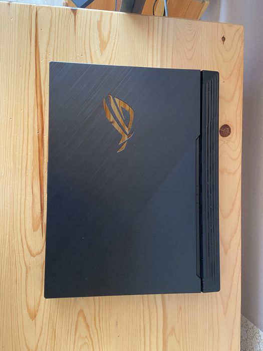 Продавам геймърски лаптоп Asus ROG Strix G512L_GS12LI