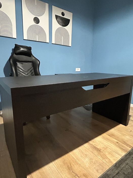 Vând birou negru IKEA